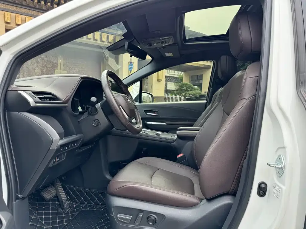 Toyota Sienna — фото 4