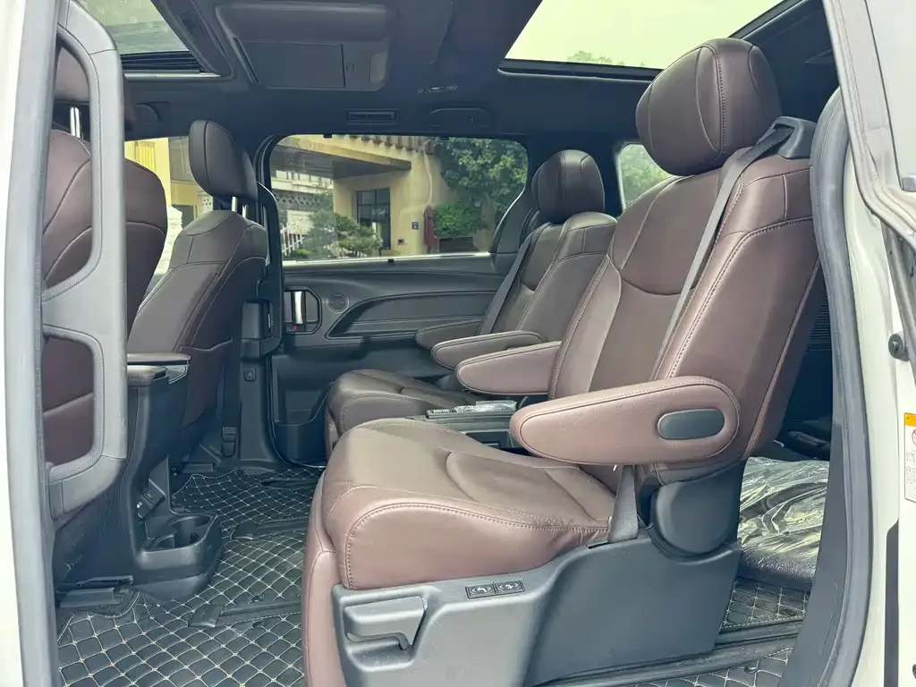 Toyota Sienna — фото 8