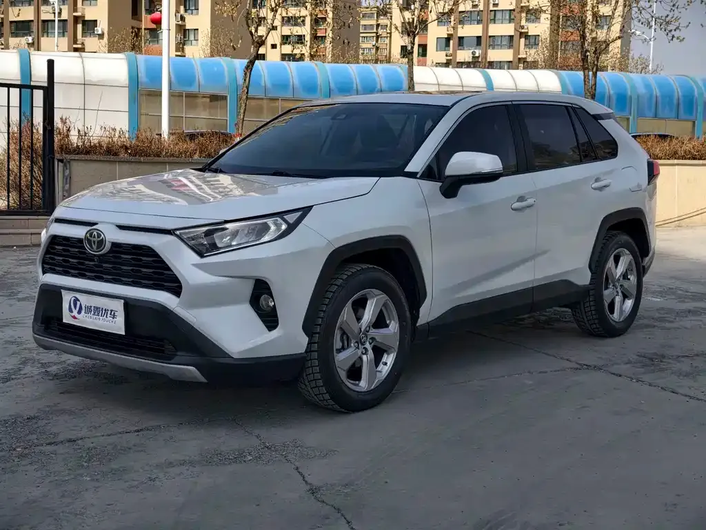 Toyota RAV4 — фото 1