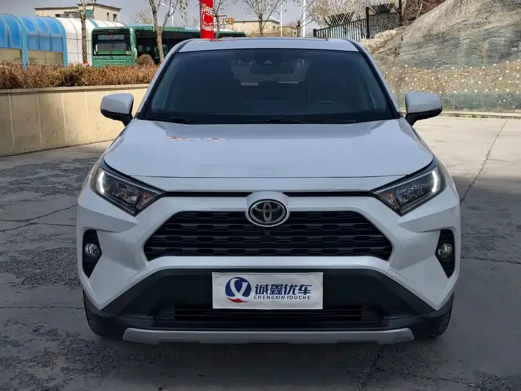 Toyota RAV4 — фото 6
