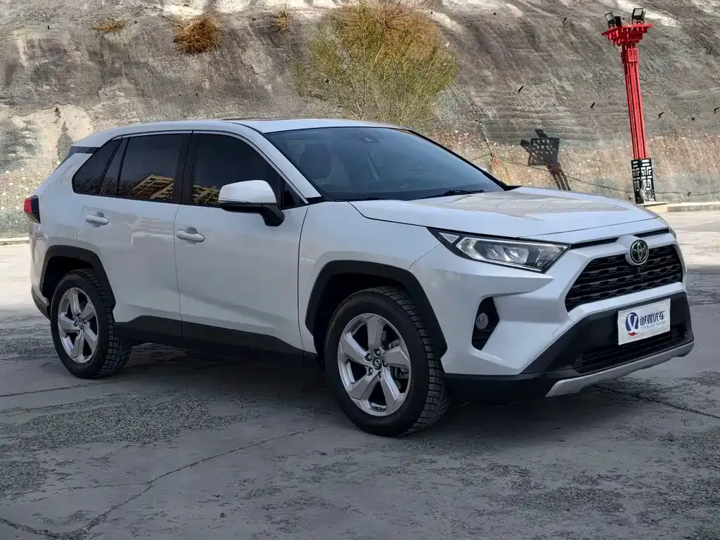 Toyota RAV4 — фото 8