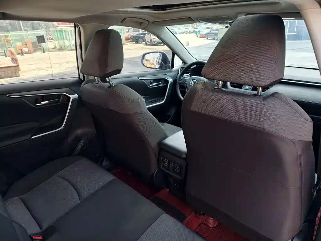 Toyota RAV4 — фото 7