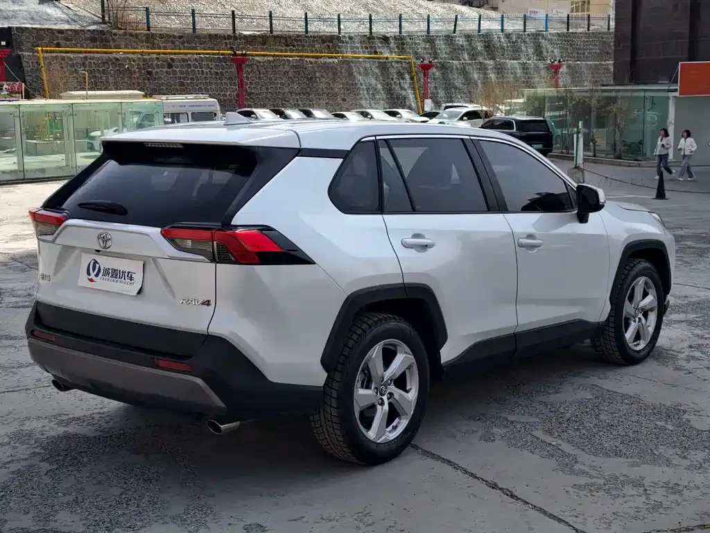 Toyota RAV4 — фото 5