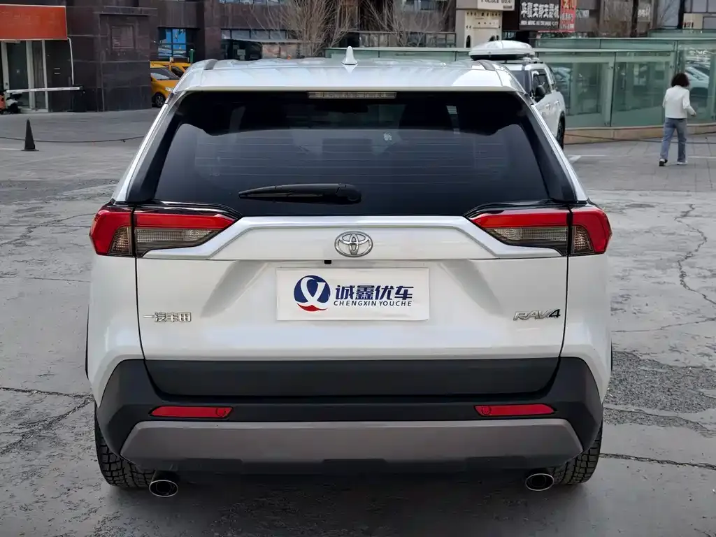 Toyota RAV4 — фото 4
