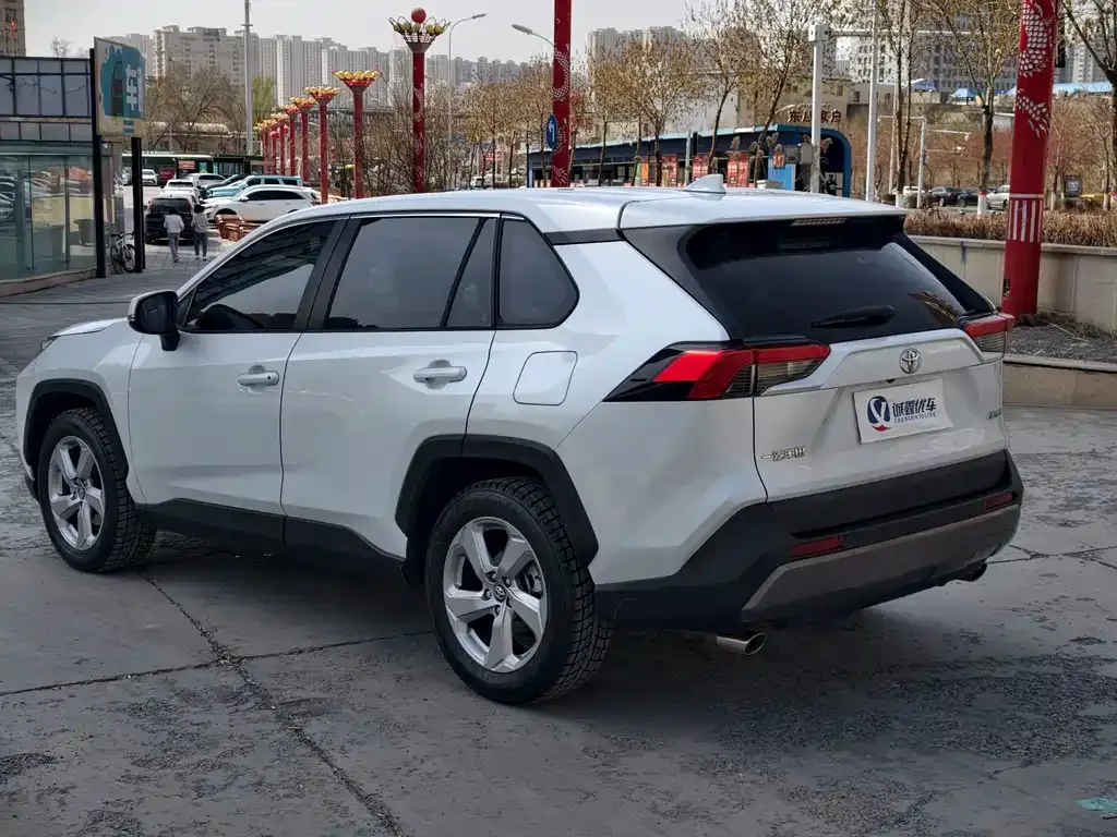 Toyota RAV4 — фото 9