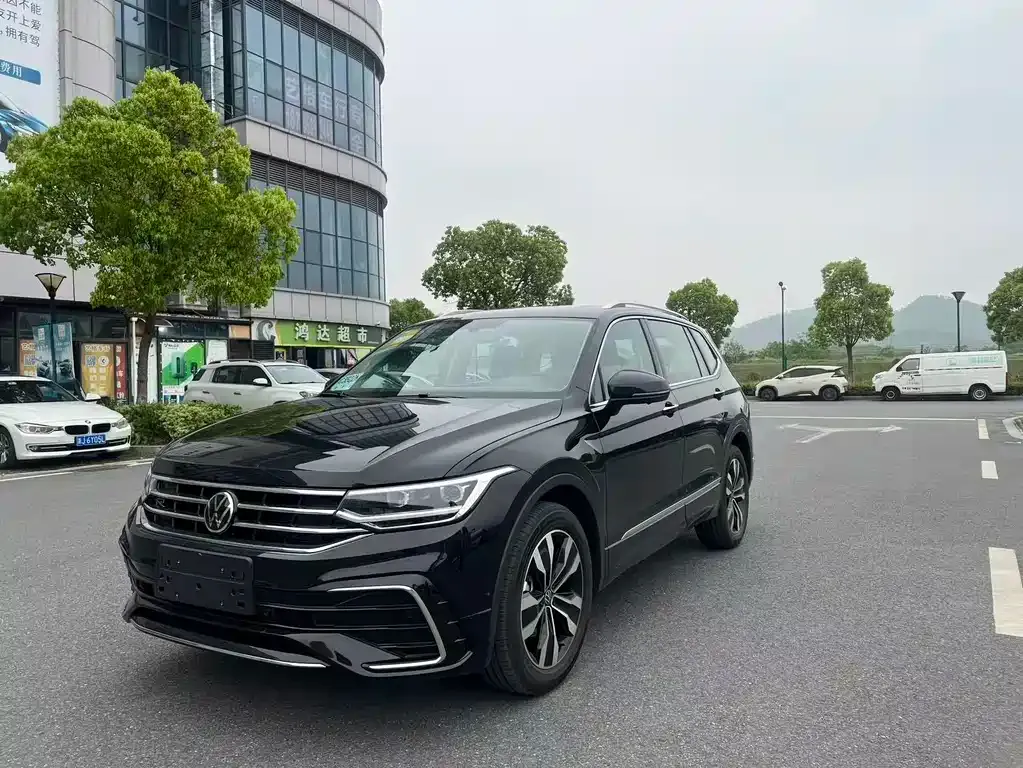 Volkswagen Tiguan L — фото 1
