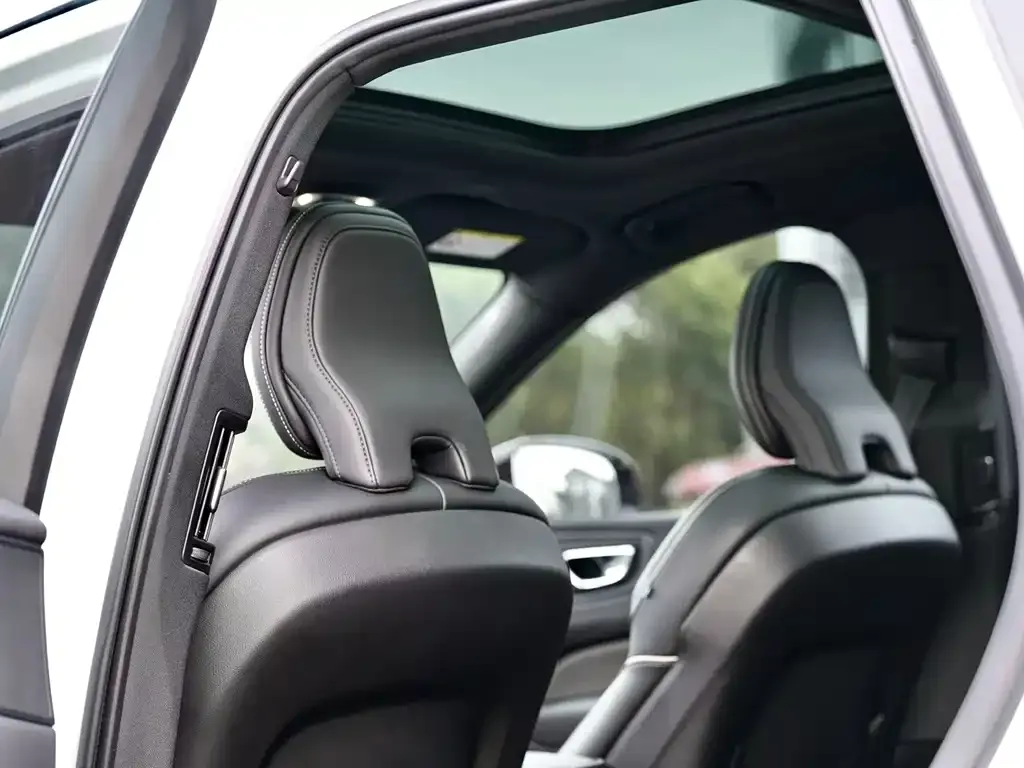Volvo XC60 — фото 9