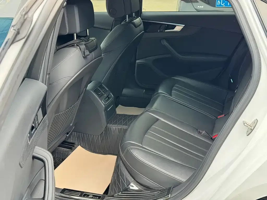 Audi A4L 2023 из CN, фото 3