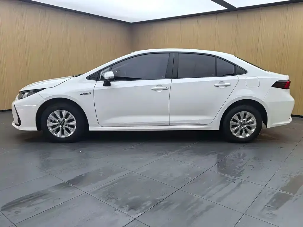 Toyota Corolla — фото 4