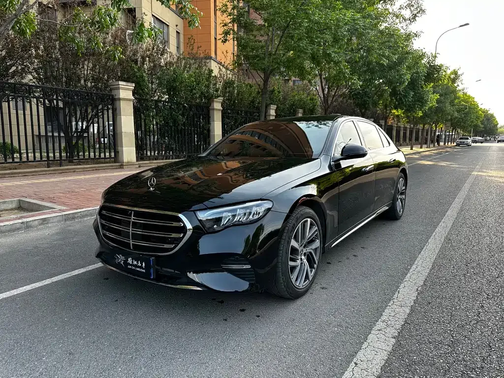 Mercedes-Benz E-Class — фото 1