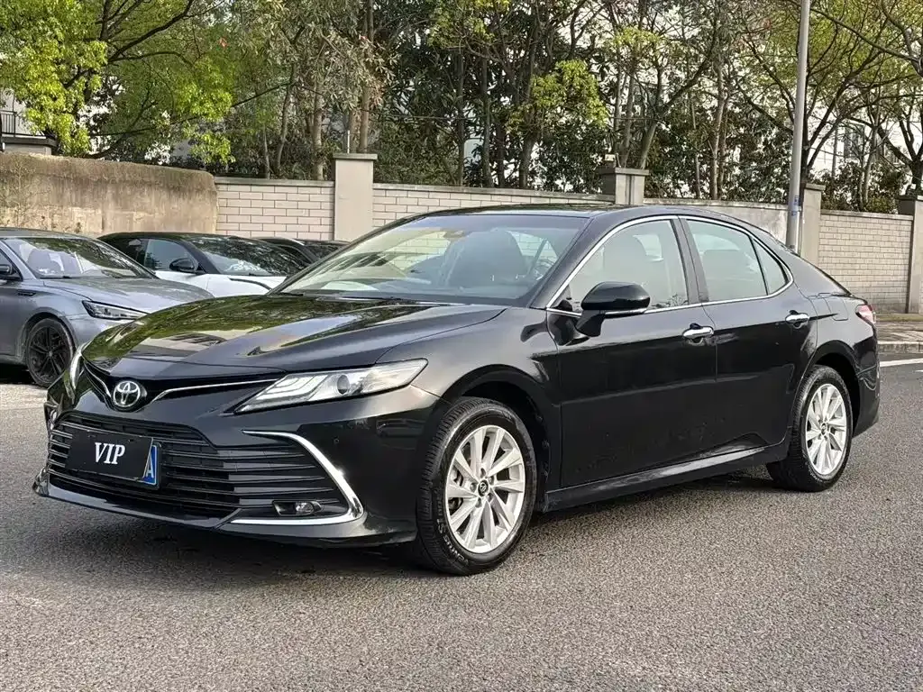 Toyota Camry — фото 1