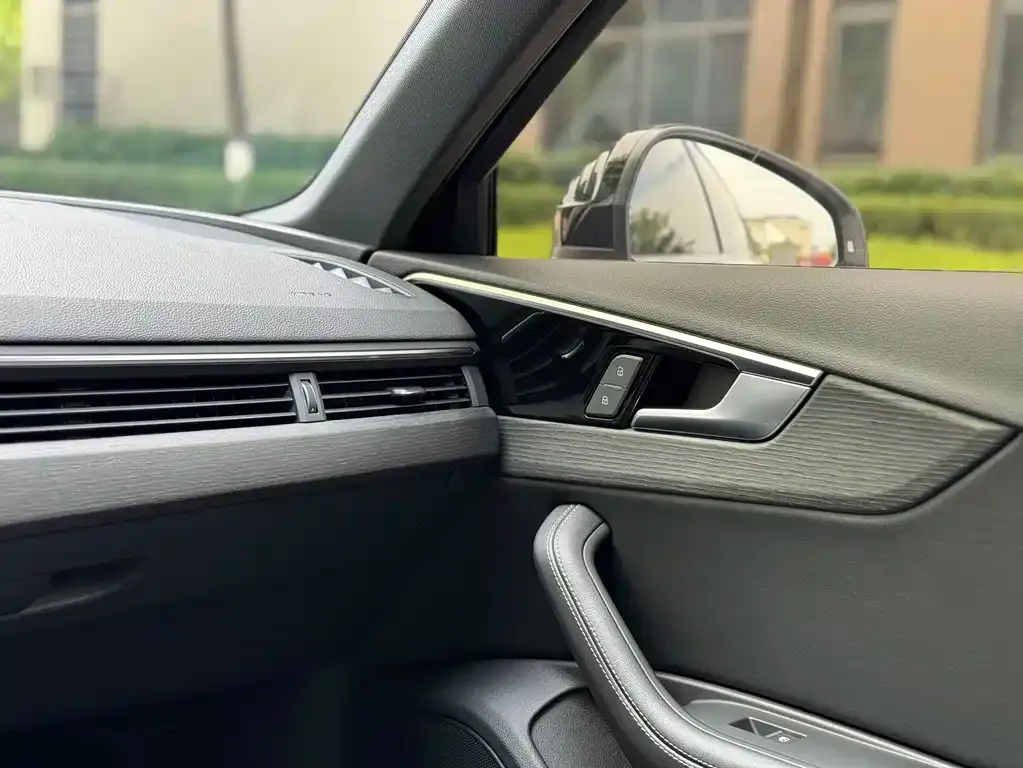 Audi A4L 2023 из CN, фото 6