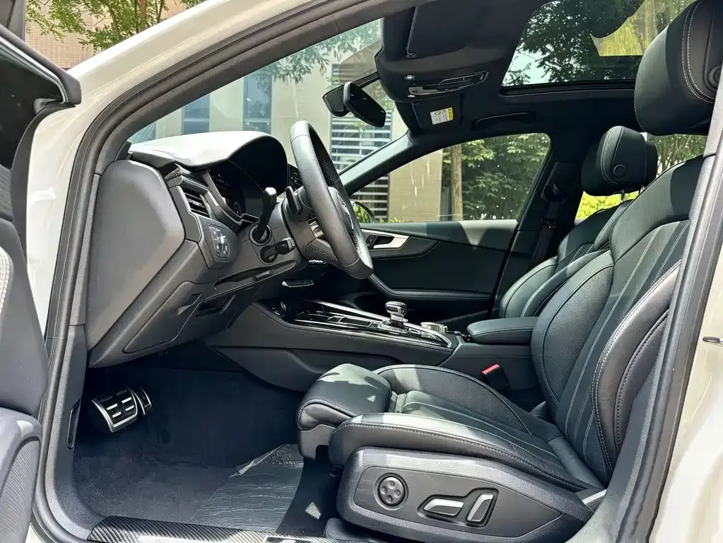 Audi A4L 2023 из CN, фото 9