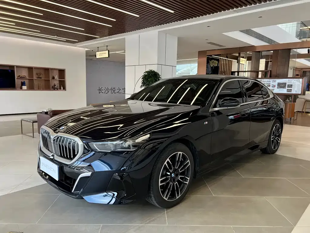 BMW 5 Series — фото 1