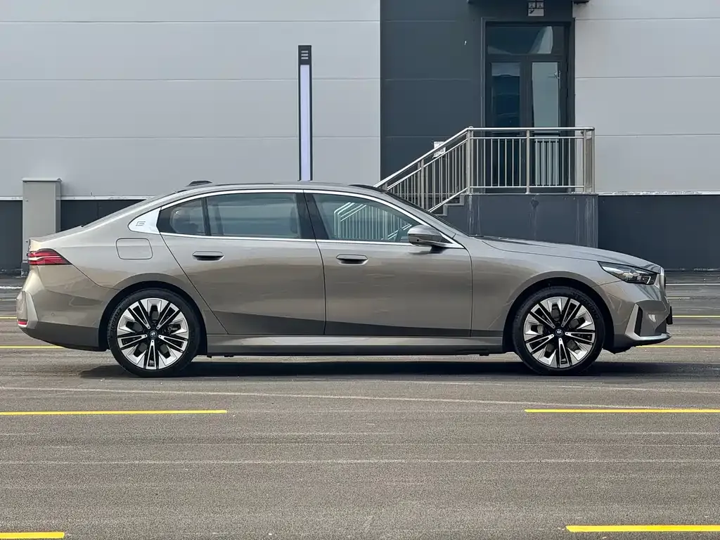 BMW i5 — фото 8