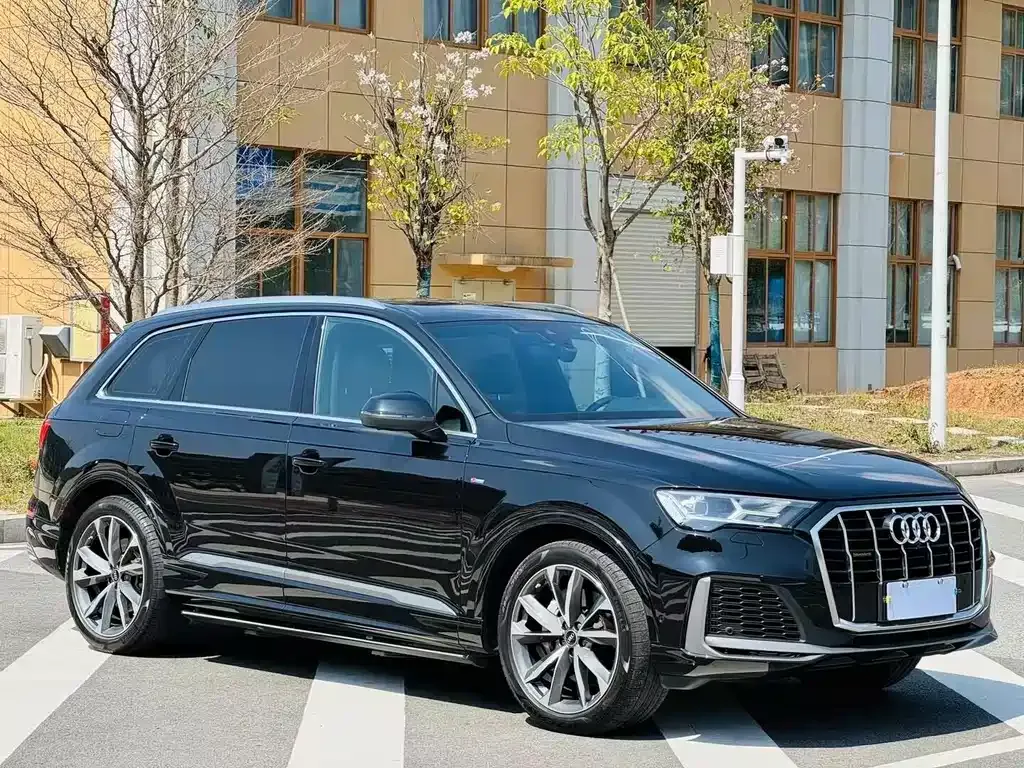 Audi Q7 — фото 1