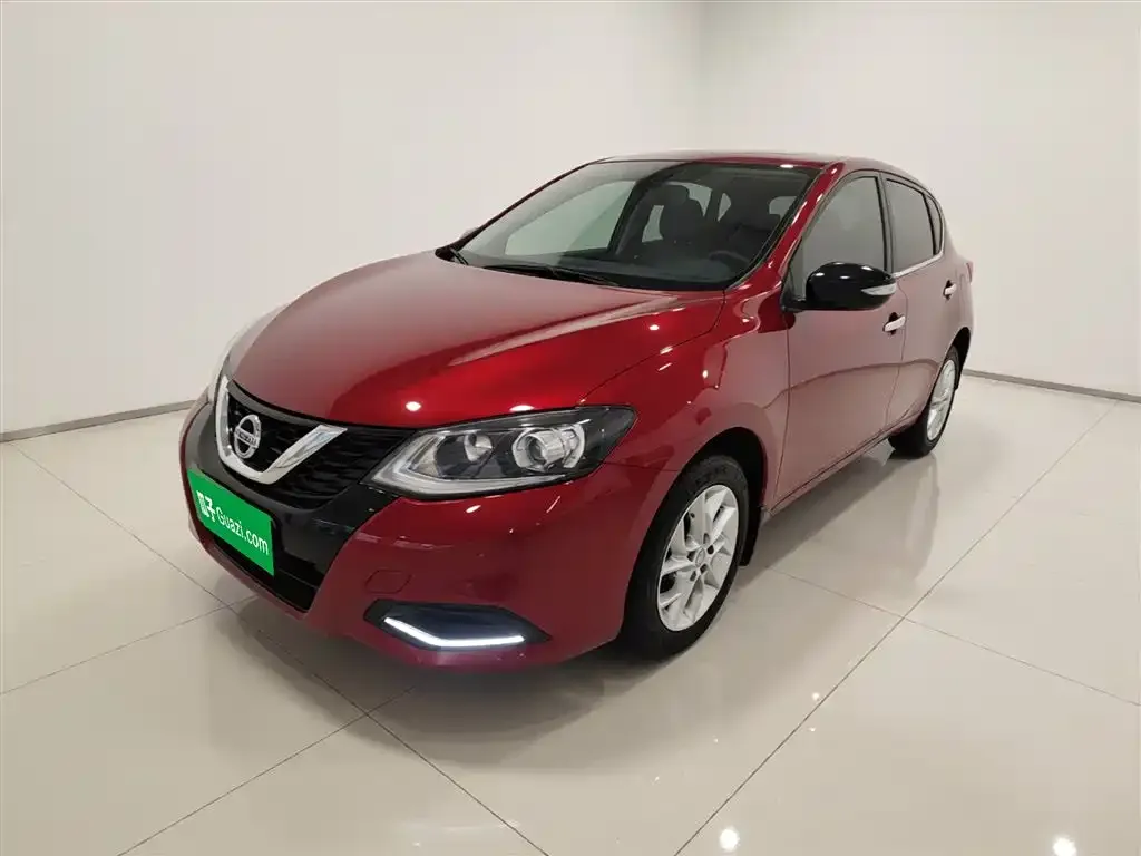 Nissan Tiida — фото 1