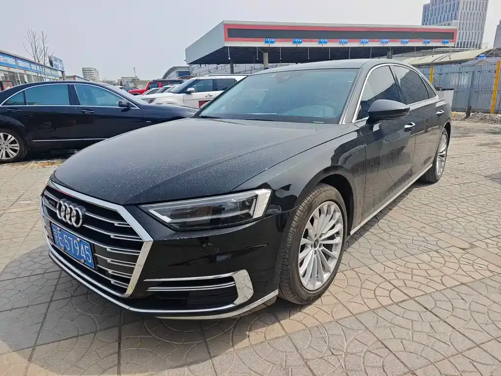 Audi A8 — фото 1