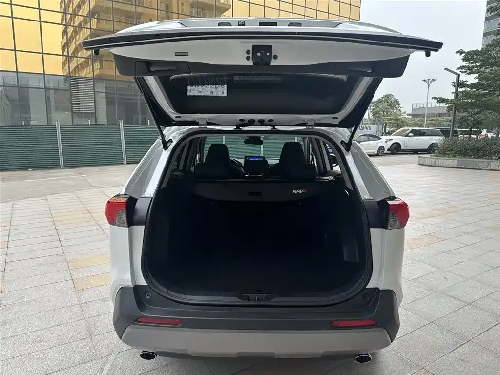 Toyota RAV4 — фото 4