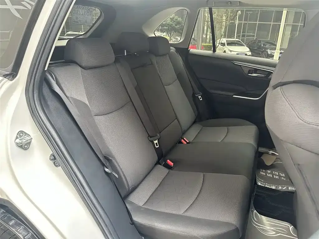 Toyota RAV4 — фото 5