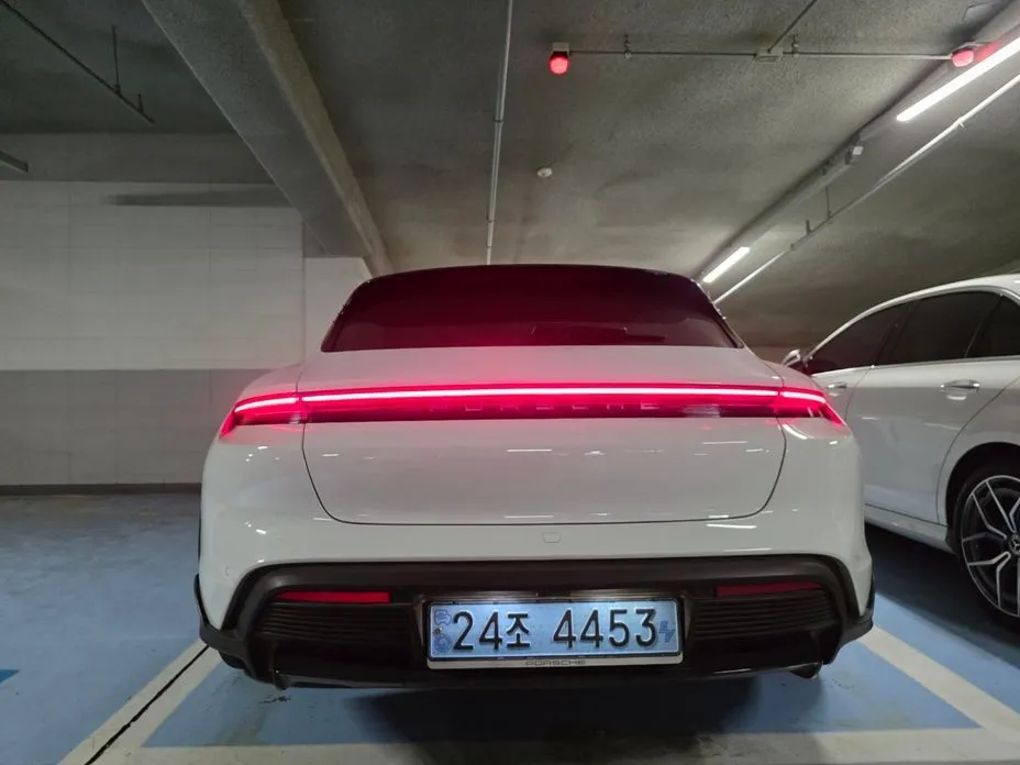 Porsche Taycan 2022 из KR, фото 2