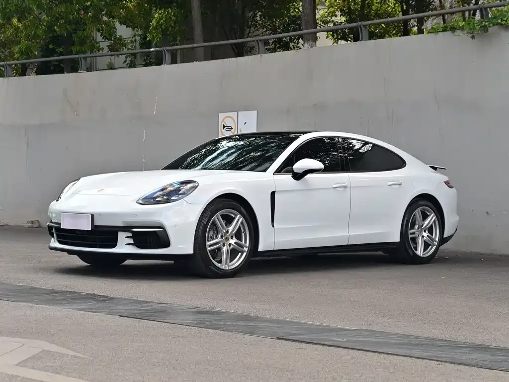 Porsche Panamera — фото 1