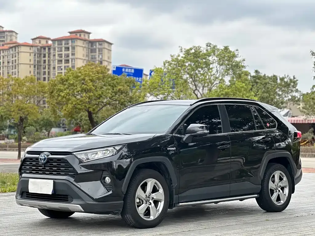 Toyota RAV4 — фото 1