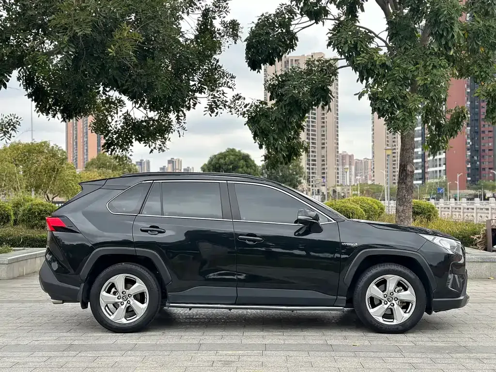 Toyota RAV4 — фото 2