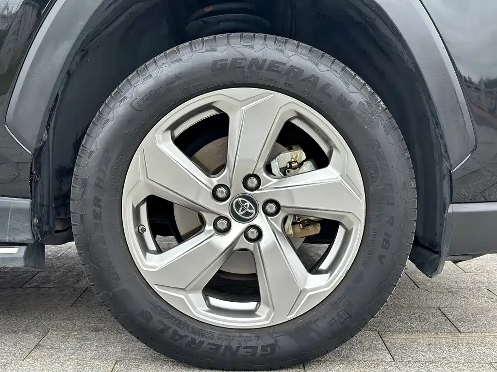 Toyota RAV4 — фото 8