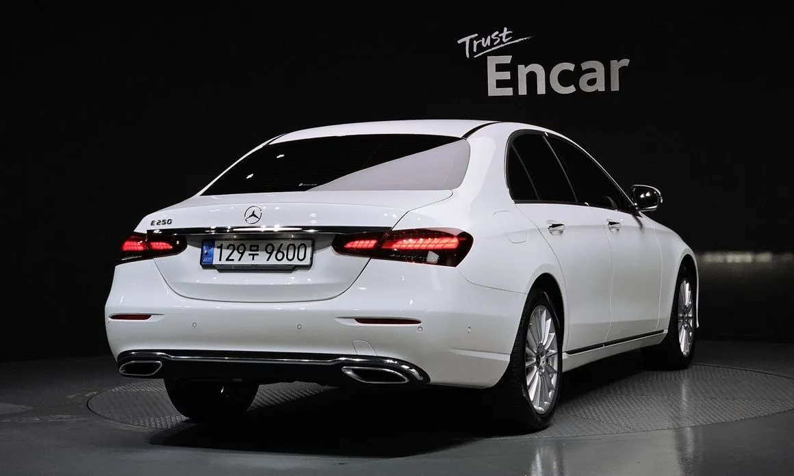 Mercedes-Benz E-Class — фото 6