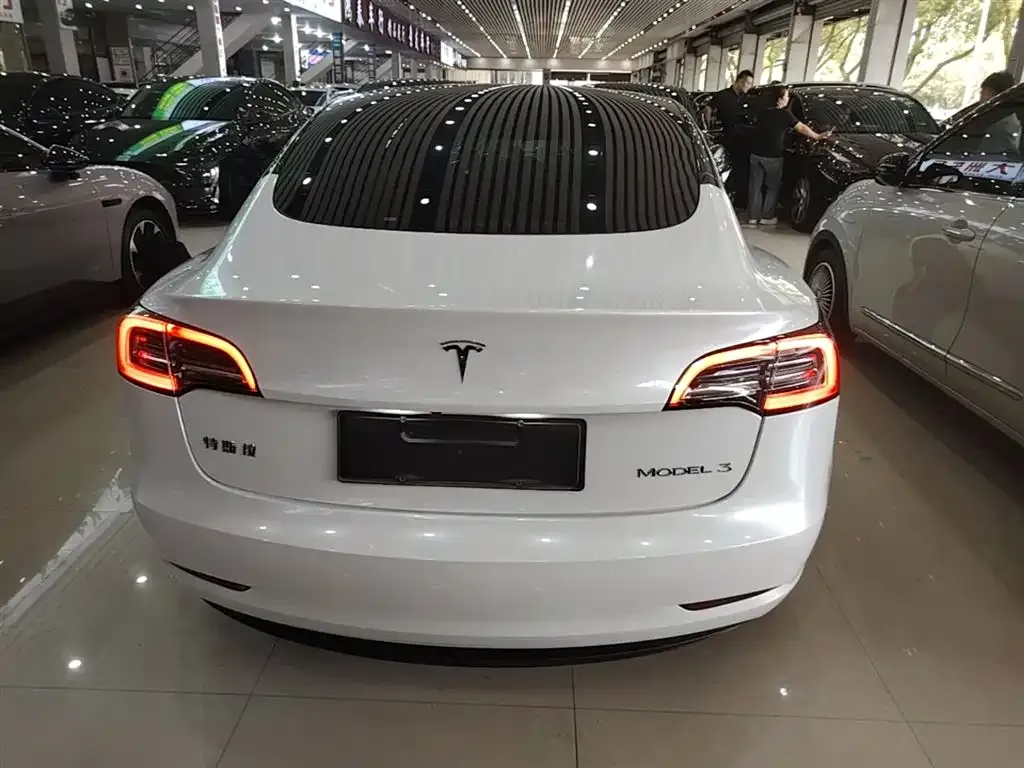 Tesla Model 3 — фото 4