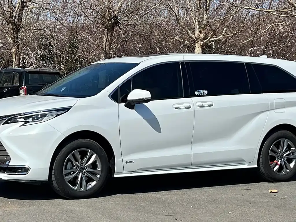 Toyota Sienna — фото 1