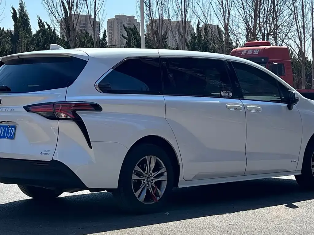 Toyota Sienna — фото 10