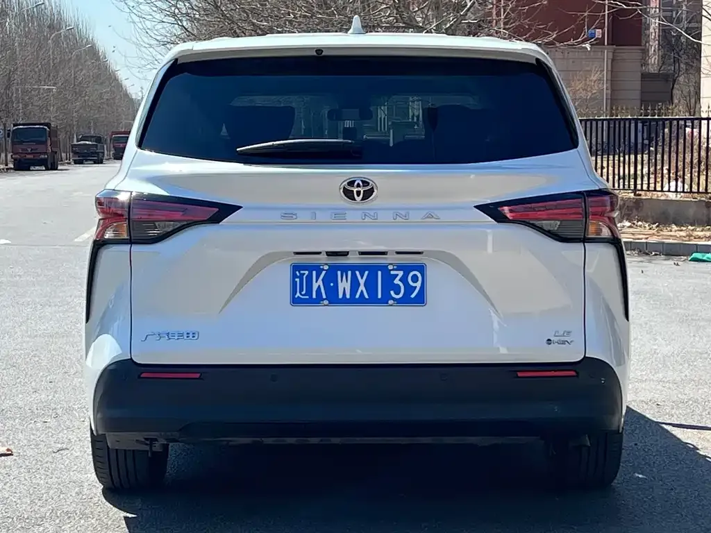 Toyota Sienna — фото 7