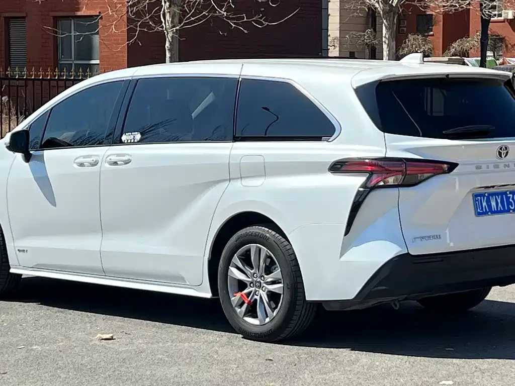 Toyota Sienna — фото 4
