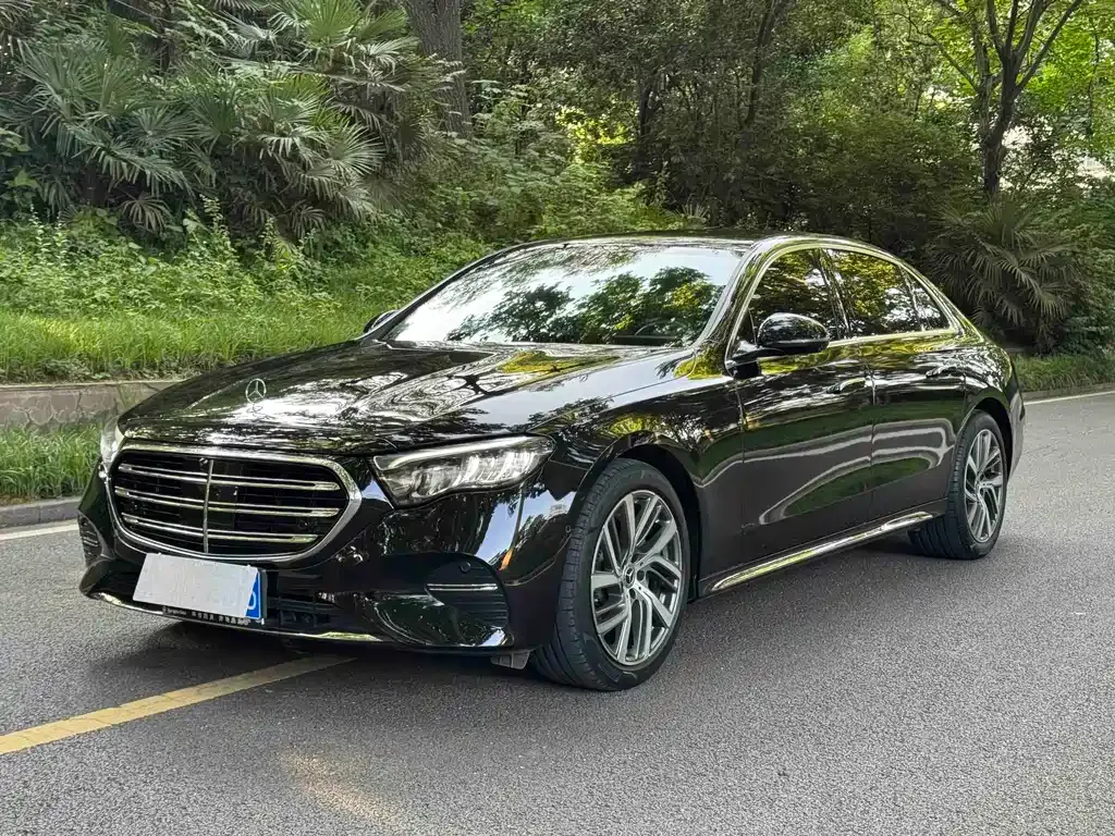 Mercedes-Benz E-Class — фото 1