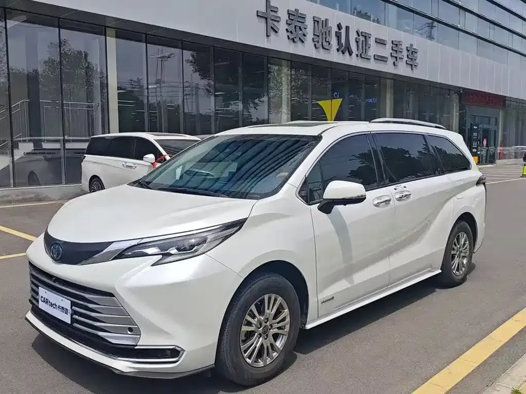 Toyota Sienna 2023 из CN, фото 1