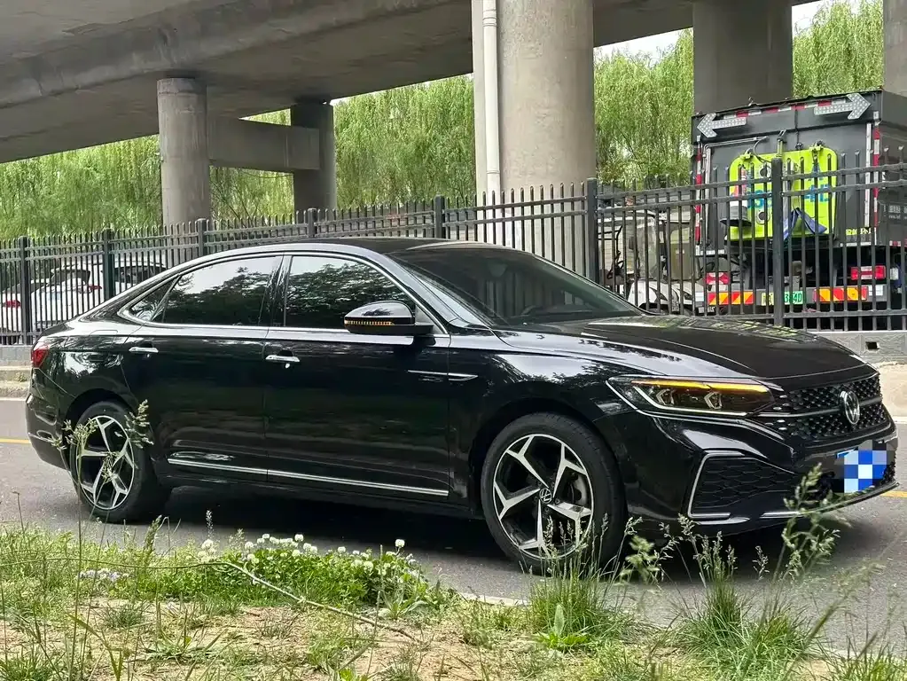 Volkswagen Passat — фото 1