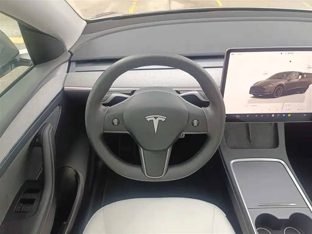 Tesla Model Y — фото 8
