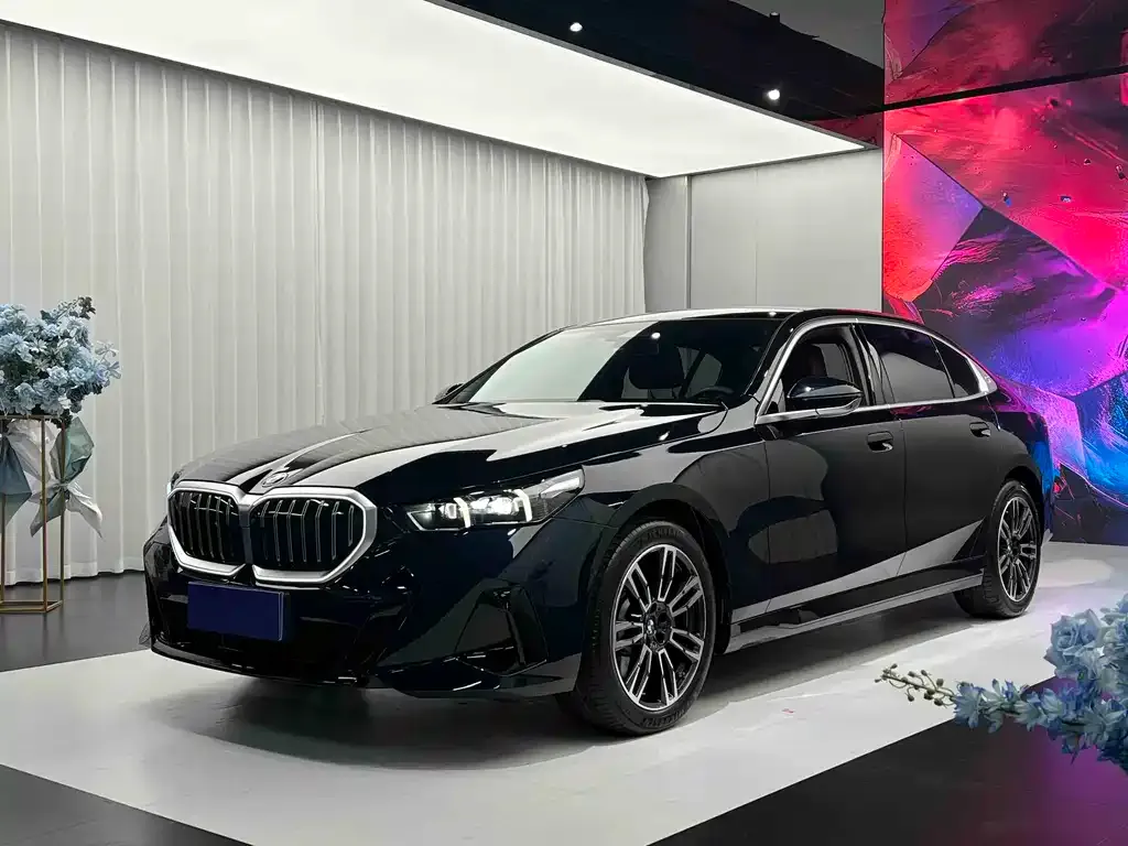 BMW 5 Series — фото 1