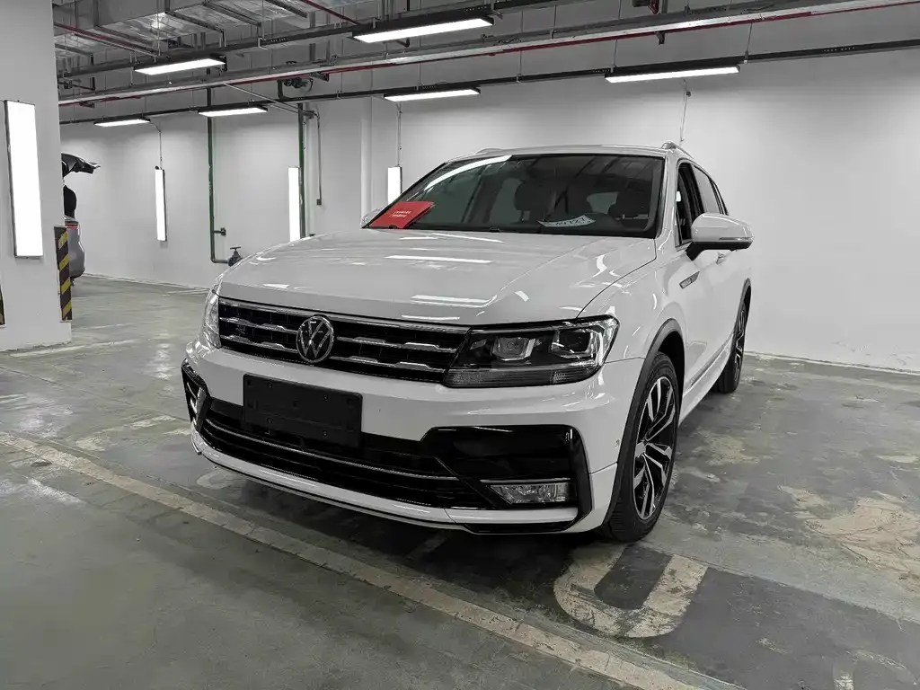 Volkswagen Tiguan L — фото 1