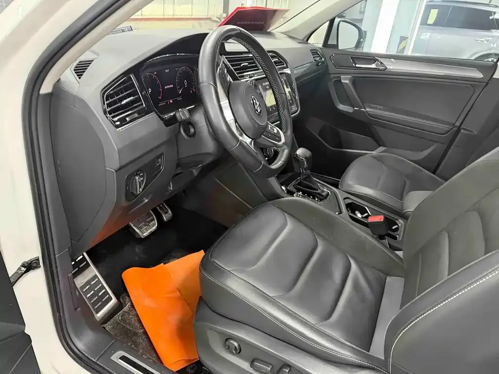 Volkswagen Tiguan L — фото 2