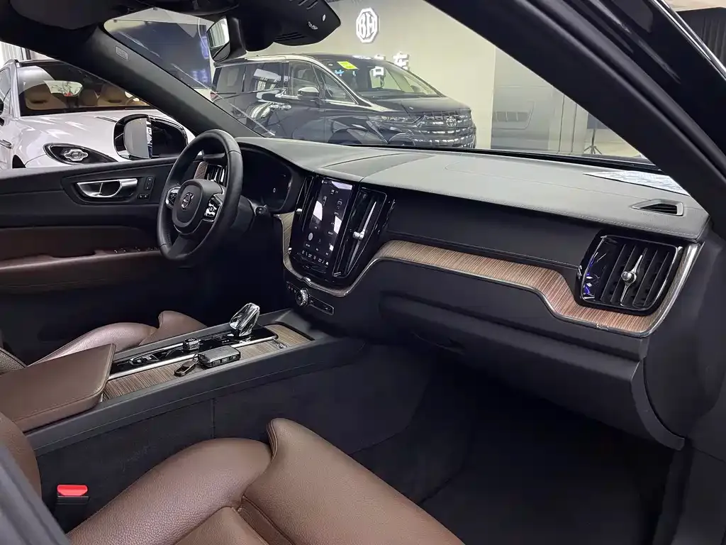 Volvo XC60 — фото 4