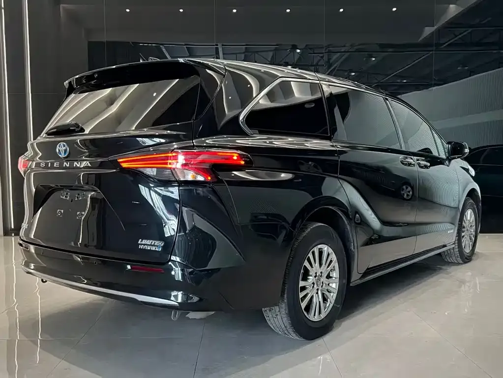 Toyota Sienna — фото 4