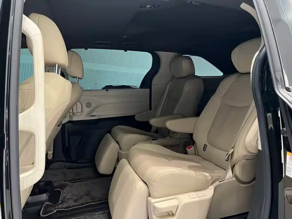 Toyota Sienna — фото 5