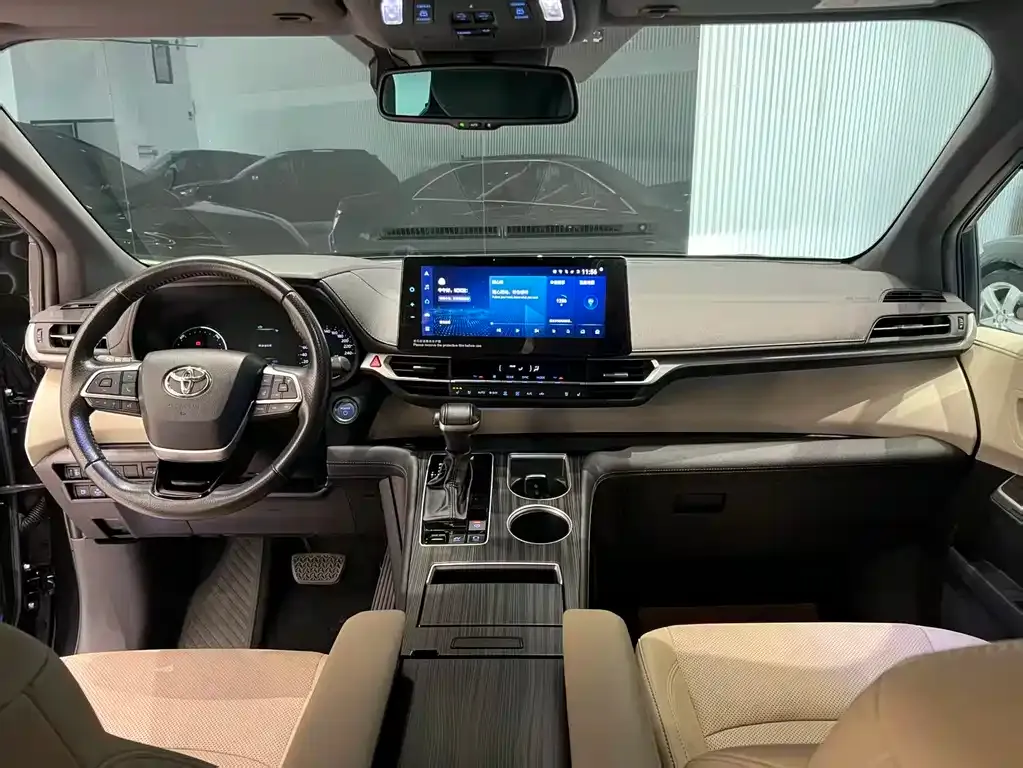 Toyota Sienna — фото 8