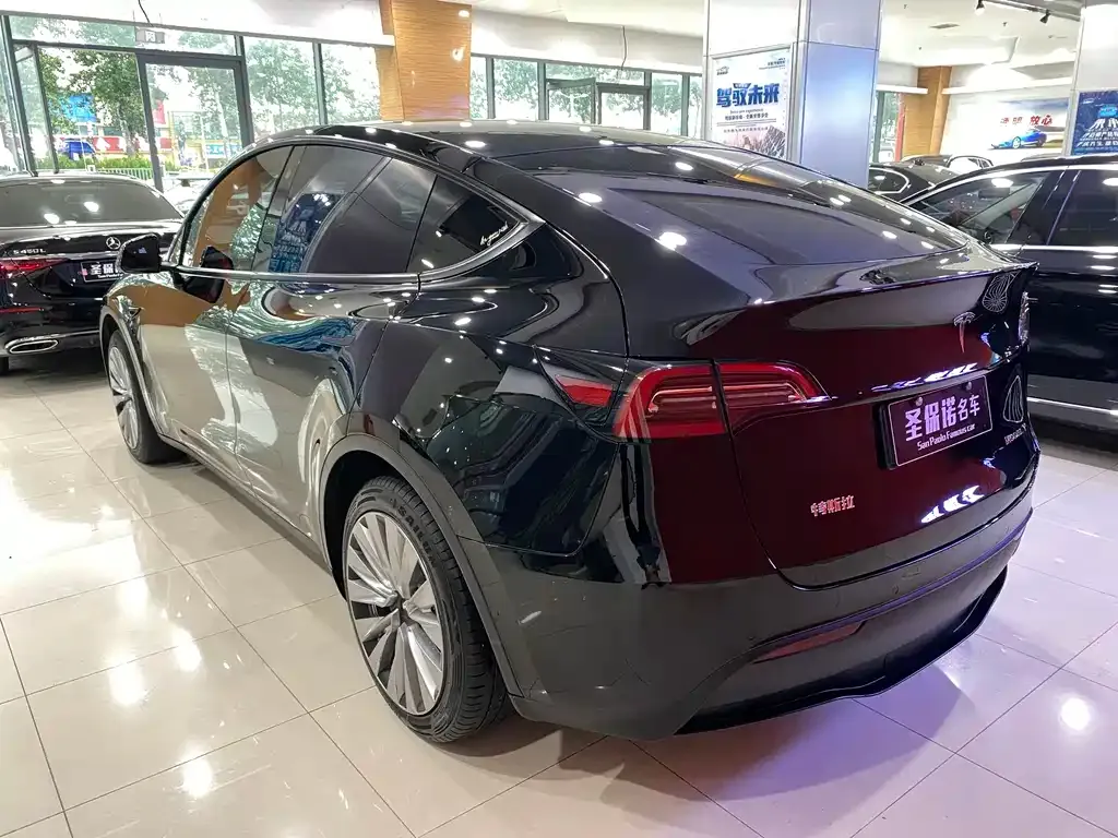 Tesla Model Y — фото 8