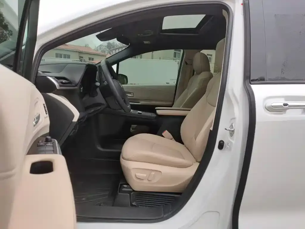 Toyota Granvia 2024 из CN, фото 2