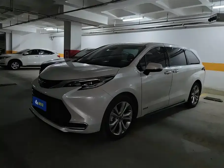 Toyota Sienna — фото 1