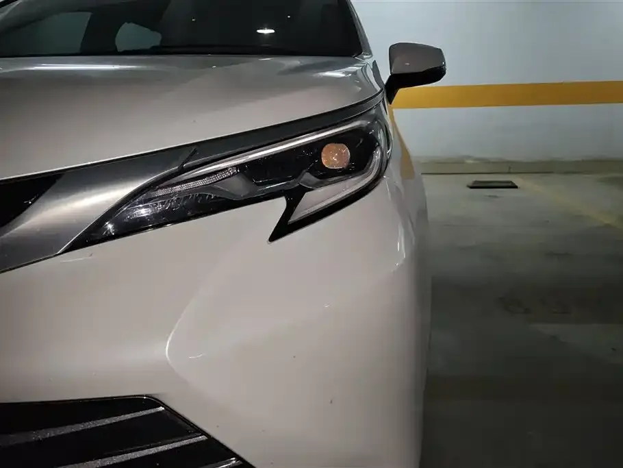 Toyota Sienna — фото 3
